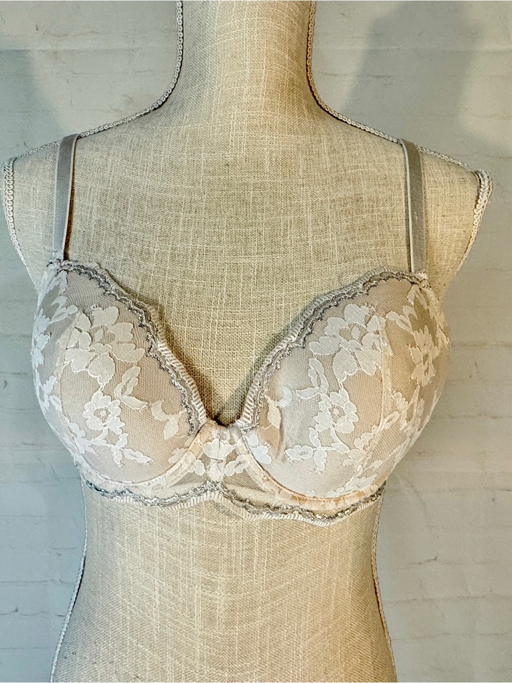 Victoria's Secret Dream Angels Lined Demi Bra Nude White Lace Silver 32DD 32E